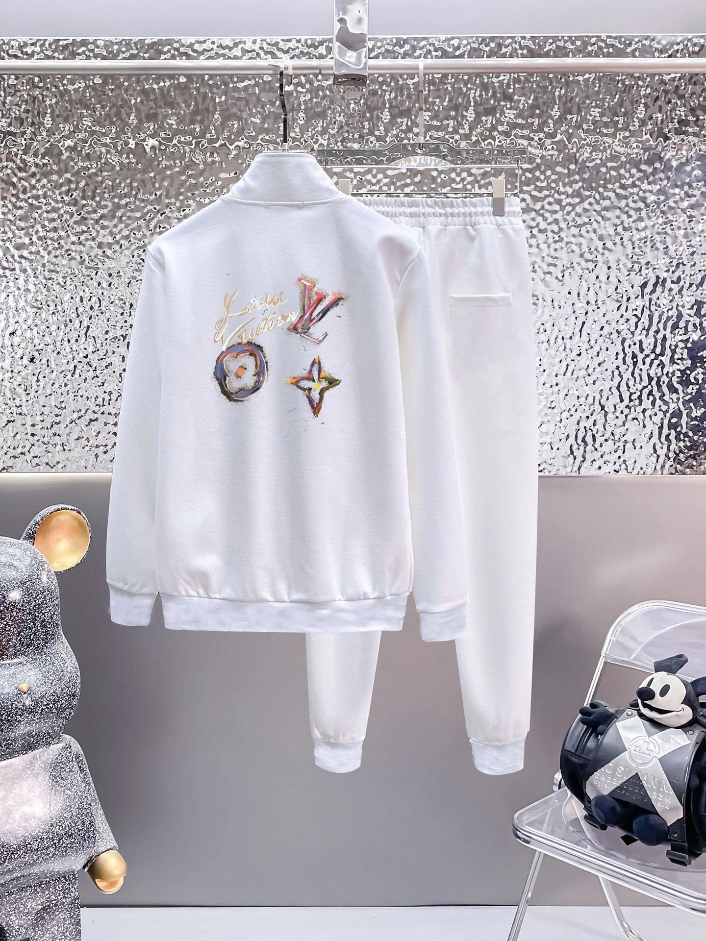 🅿️420 [LV Louis Vuitton] (Fat Man Gospel) hot-selling suit is coming. Focus on the original version of the official website. 2025 new hot-selling cardigan sweater suit. The original order is the best. 🇭🇰The meticulous work of top designers is dedicated to a fitting and perfect upper body effect. All-natural high-quality Roman cotton 100%, close-fitting comfort, noble and elegant! Original hardware embodies elegance and nobility! Counter size: M-5XL (maximum wear up to 220 pounds)